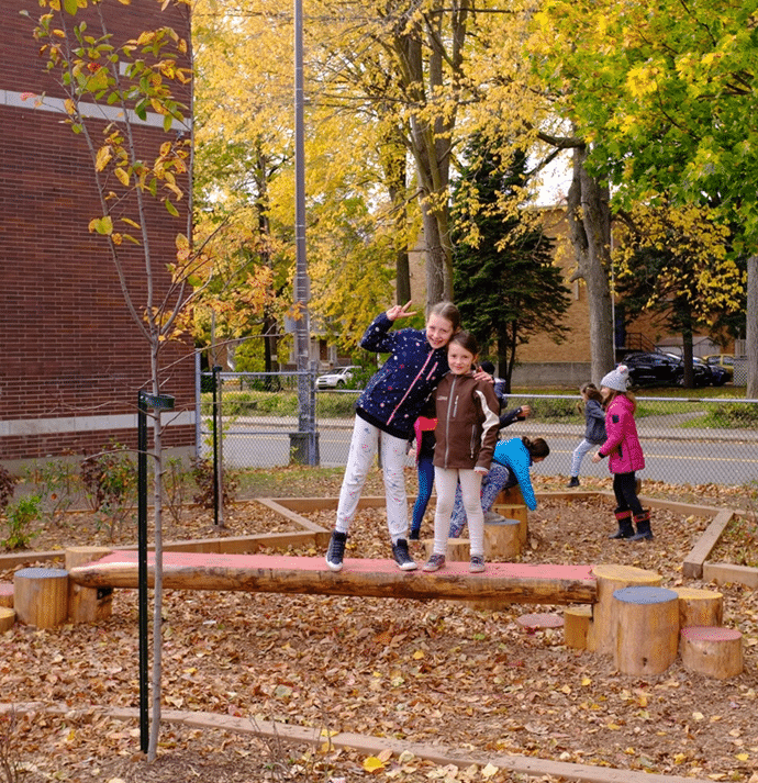 Les modules naturels de la cour de l'école la Grande-Hermine à Québec. Crédit photo : Sébastien St-Onge.