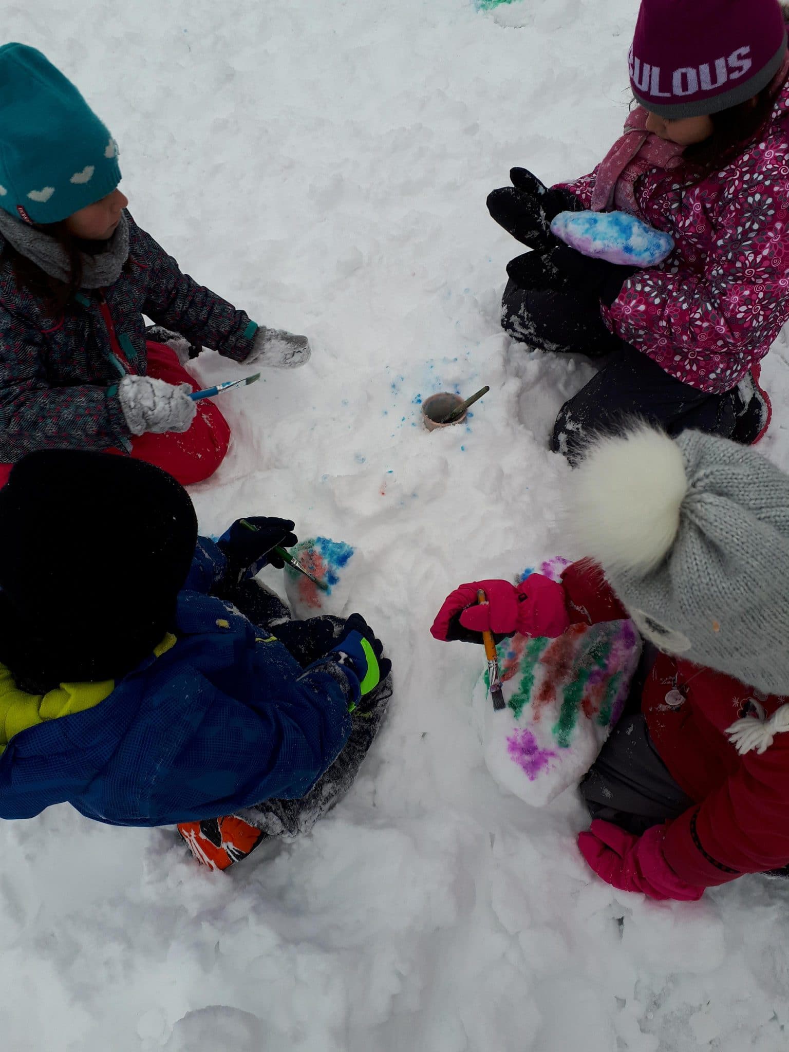 Peinture sur neige pour les élèves de l'école du Premier-Envol. Crédit : école du Premier-Envol.