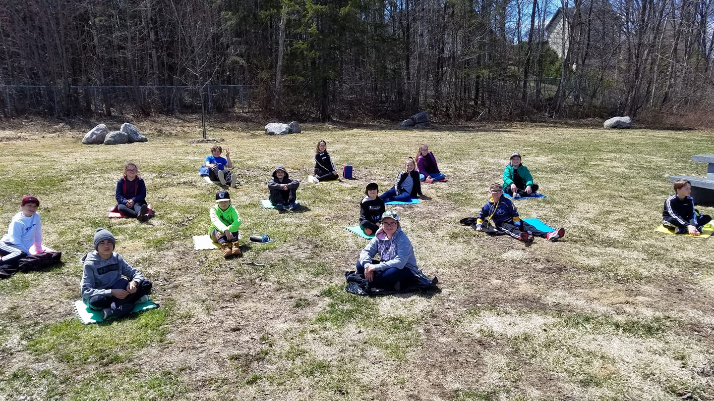 Une classe extérieure qui respecte la distanciation sociale, c'est faisable! Crédit photo : Marie-Andrée Bleau, enseignante