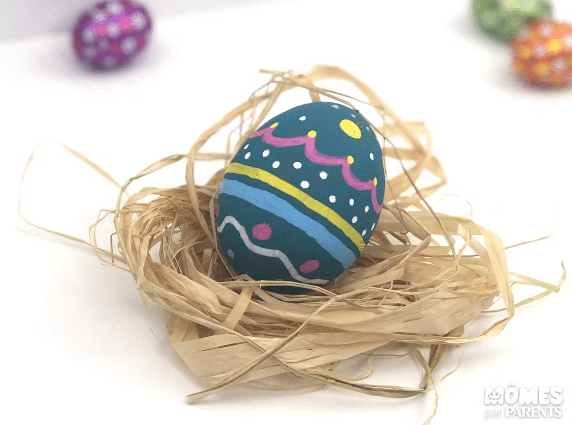 Photo: https://momes.parents.fr/bricolages-diy/bricolages-a-fabriquer/decoration-a-faire-soi-meme/comment-peindre-un-oeuf-de-paques-830963