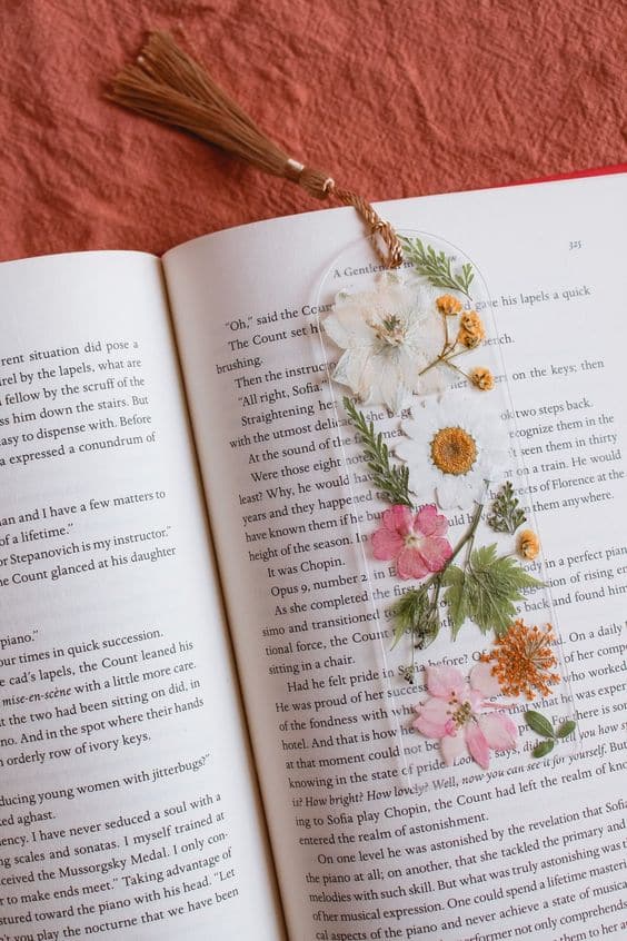 Photo : https://www.entertainidea.com/home/diy-pressed-flower-bookmarks
