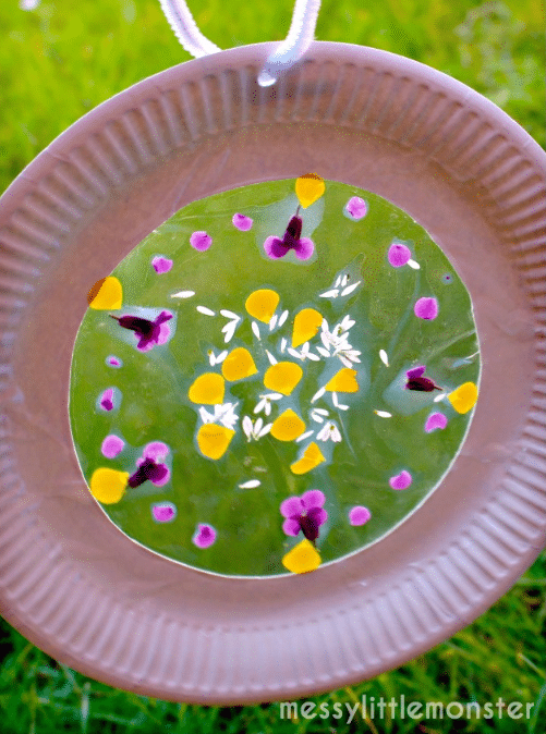 Photo: https://www.messylittlemonster.com/2015/05/Flower-petal-paper-plate-suncatcher-craft.html